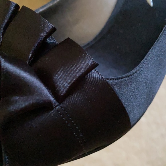 Black satin open toe pumps - Picture 5 of 5